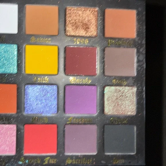SOSU x Keilidh Urban Bible Eyeshadow Palette - Picture 3 of 5